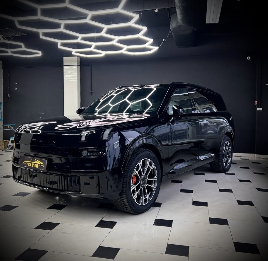 Оклейка Lynk & Co 900 в защитную пленку