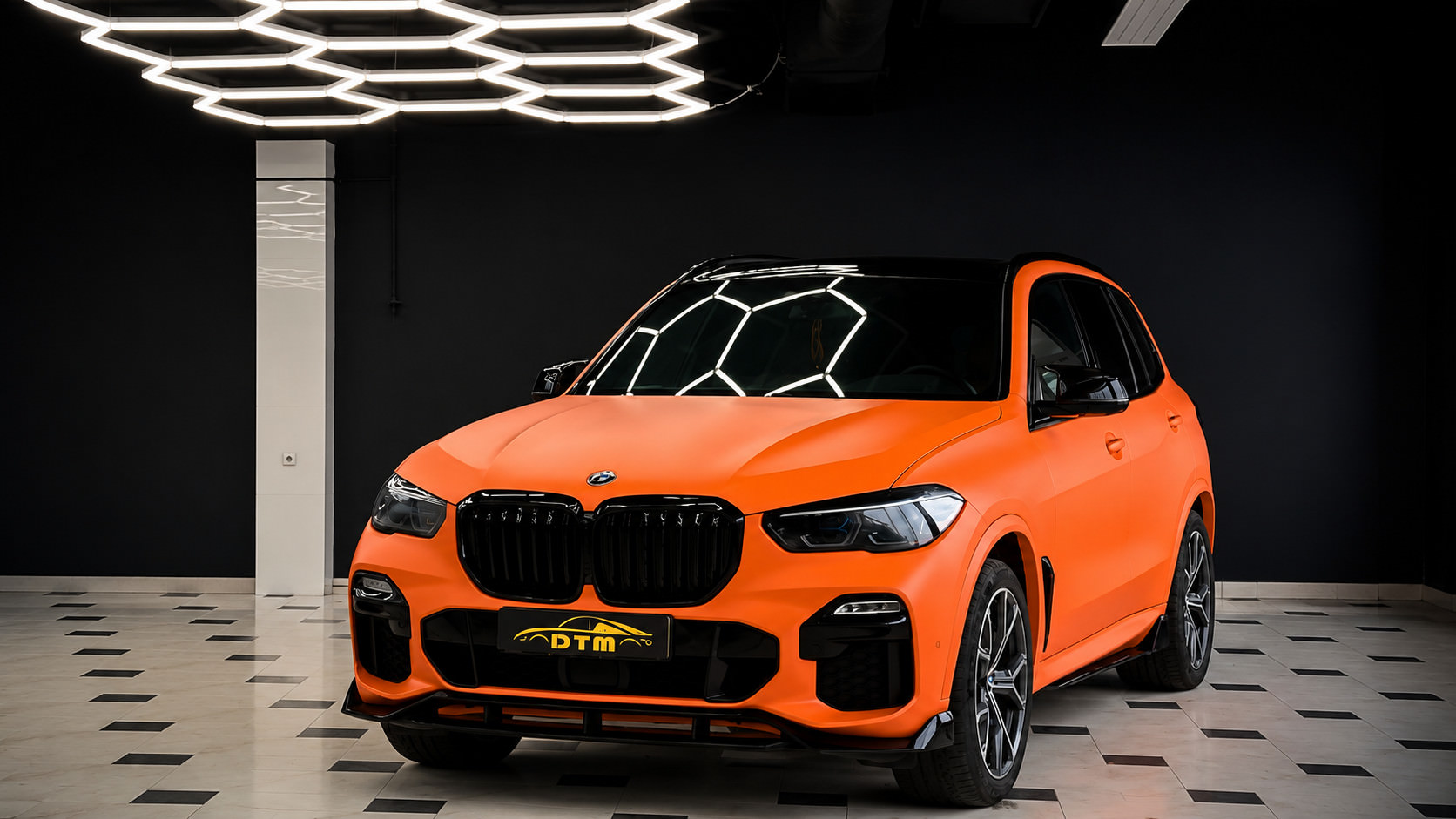 Защитная оклейка BMW X5 в цветной полиуретан