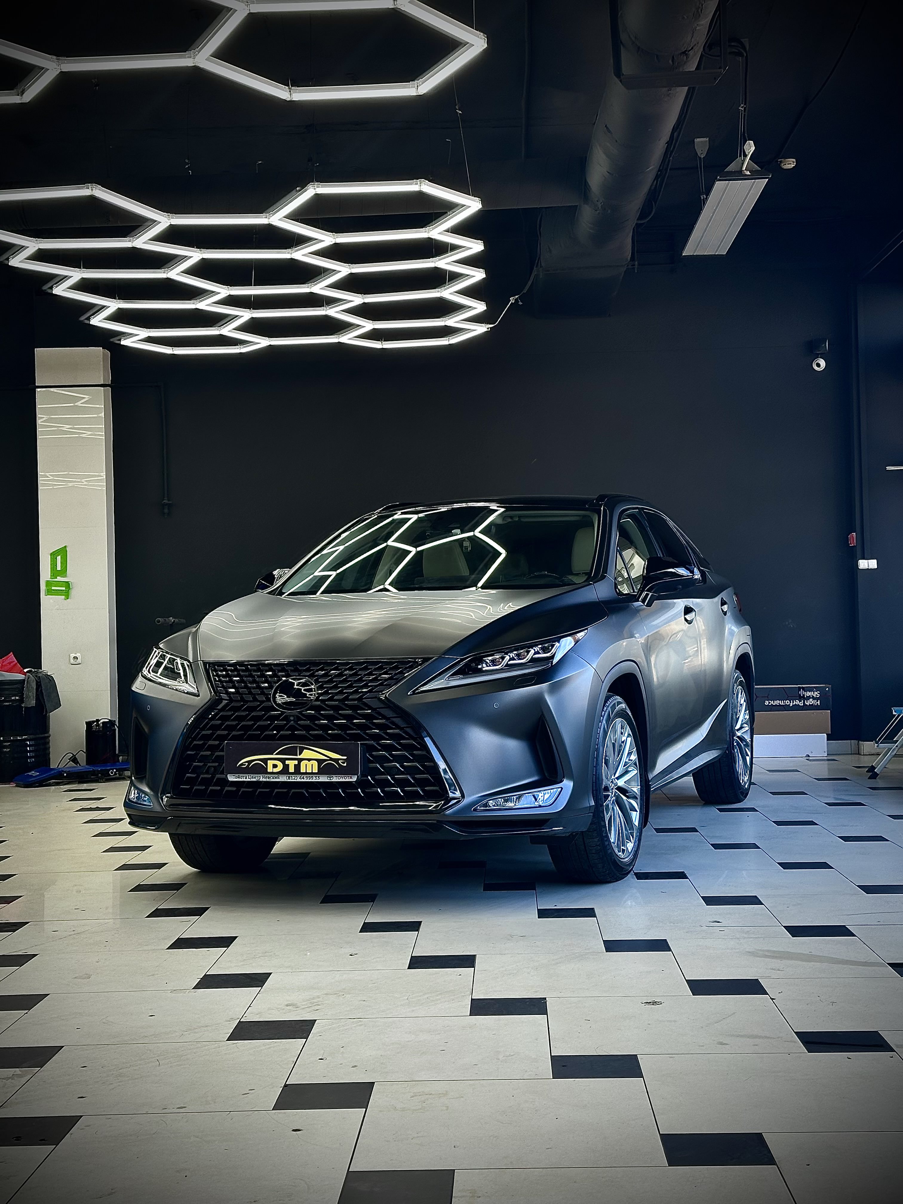 Оклейка Lexus NX в цветную полиуретановую пленку и антихром