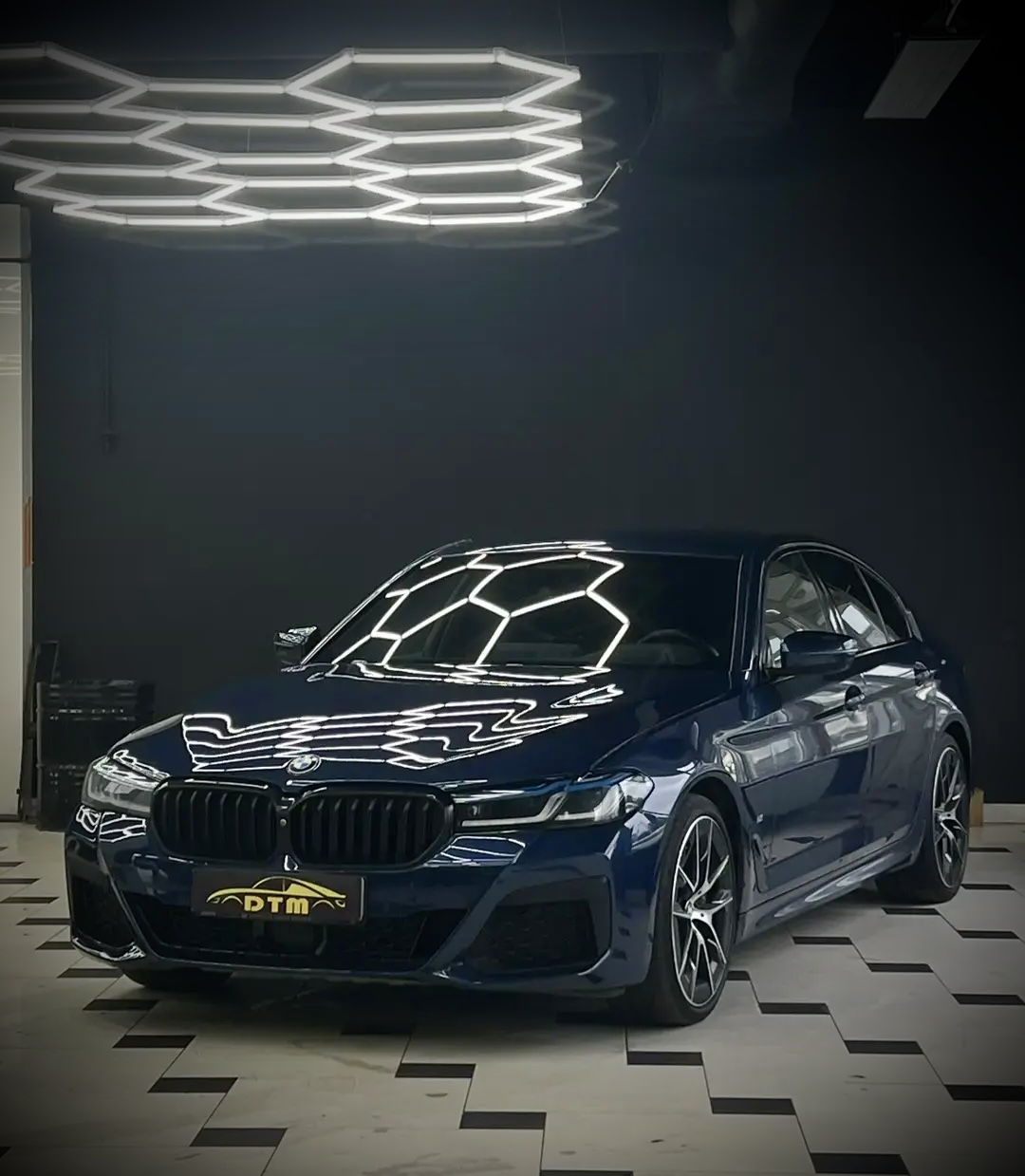 Оклейка BMW 5 в цветной полиуретан, тонировка и химчистка салона